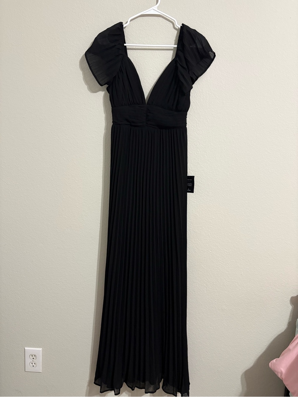 Lulu's Black V-Neck Pleated Maxi Dress - Picture 4 of 6